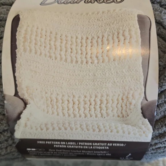 Bernat Blanket Yarn - Dark Gray 10.5 Oz Ea Skein - Picture 6 of 9